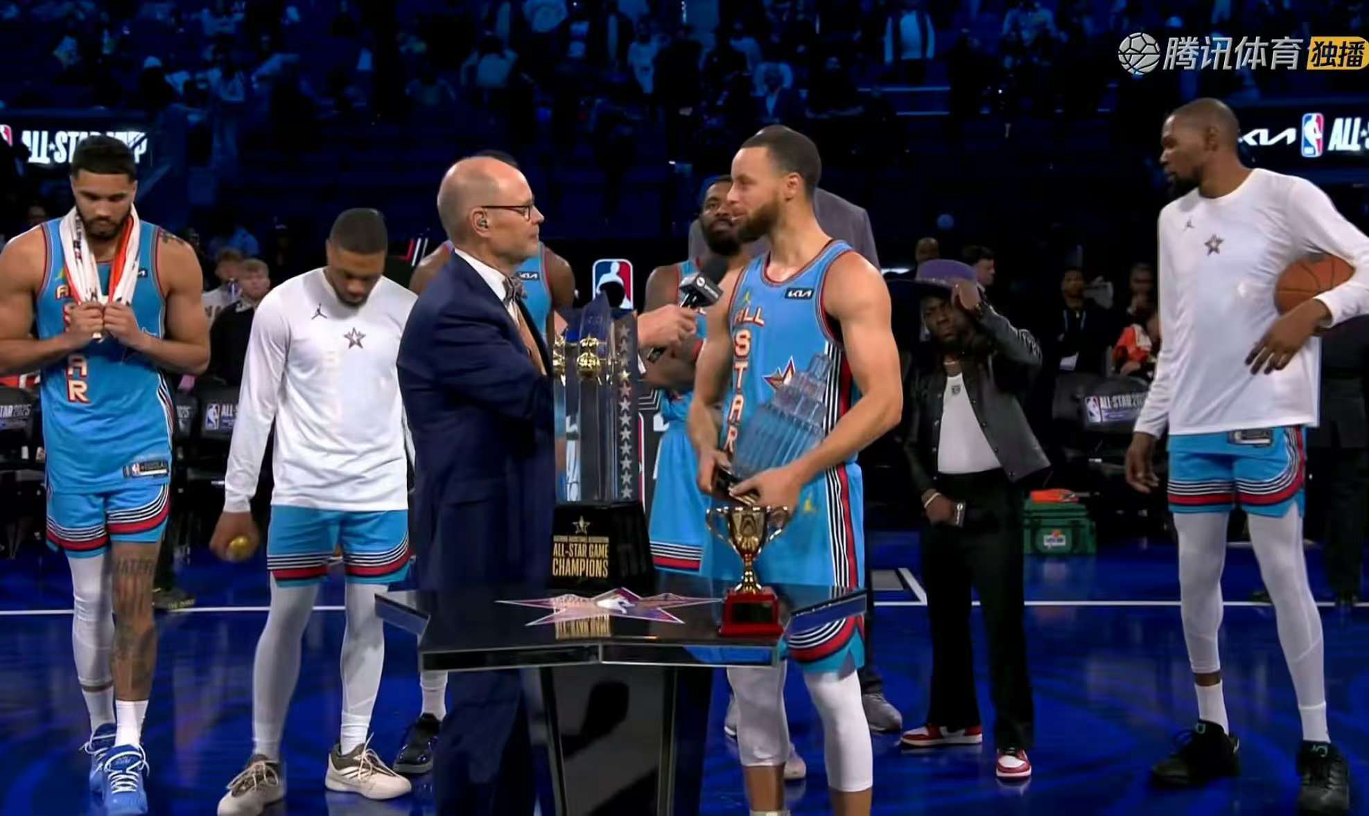 库里回归赛场，惊险取胜首场状态亮眼，雄鹿观众沸腾！的简单介绍