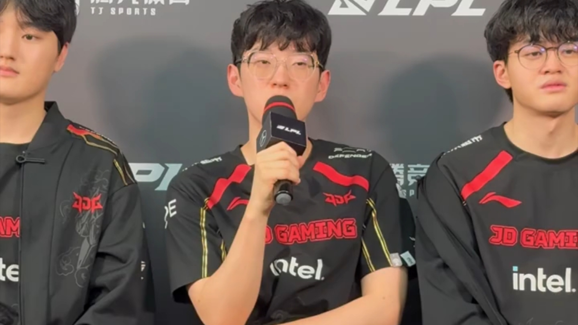 包含Scout关键节点赛况扑朔迷离，篮网带队取胜！的词条