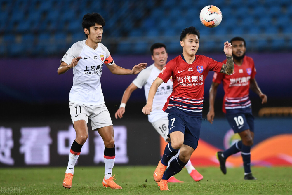 包含赛地聚焦：中超赛后热度飙升；金州勇士更衣室发声；悬念犹存；轮换策略成焦点的词条