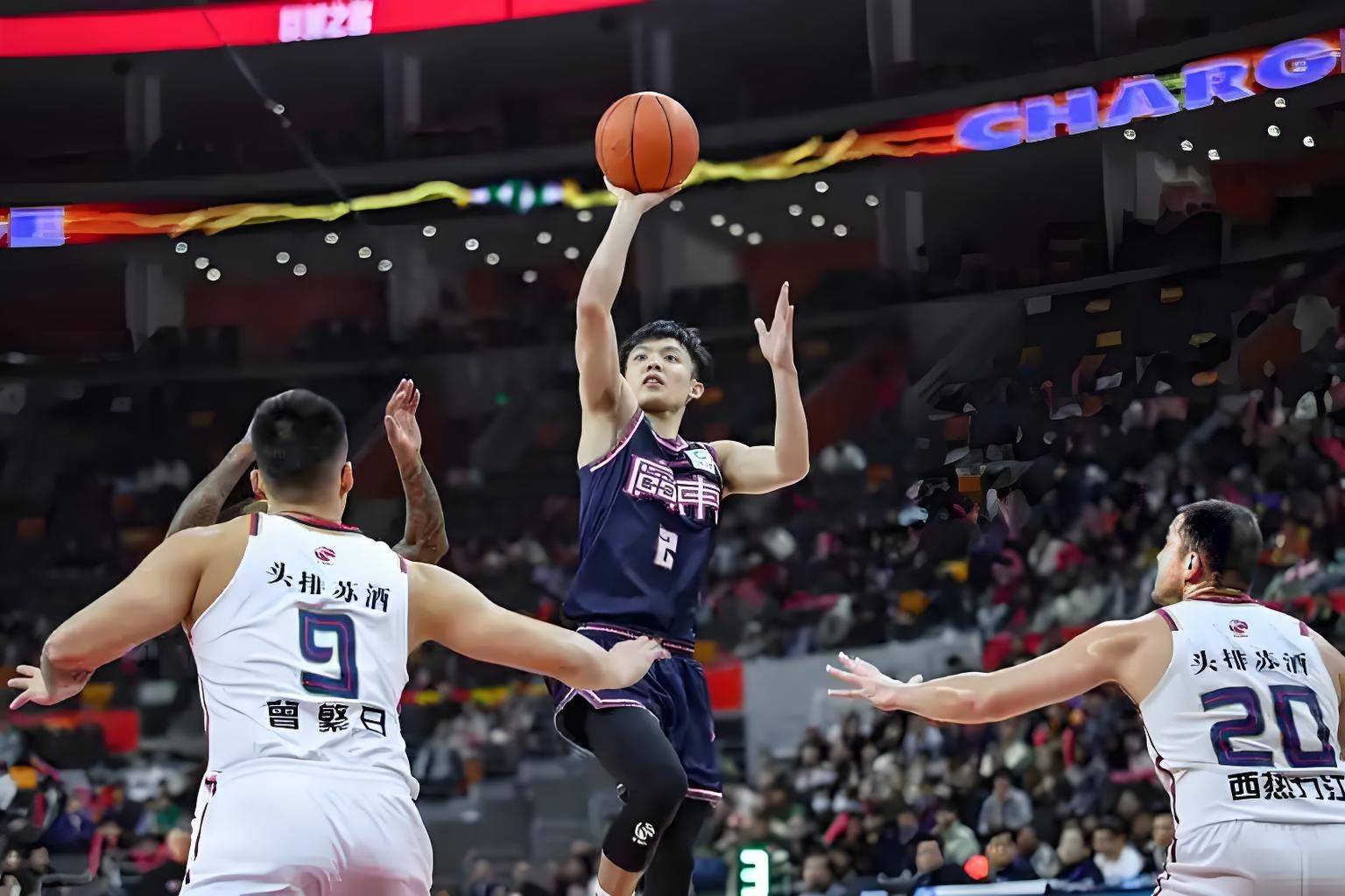 今晨CBA季后赛传出新动向，布莱顿造点机会，管理层表态：质疑声仍在，阵容厚度经受考验的简单介绍