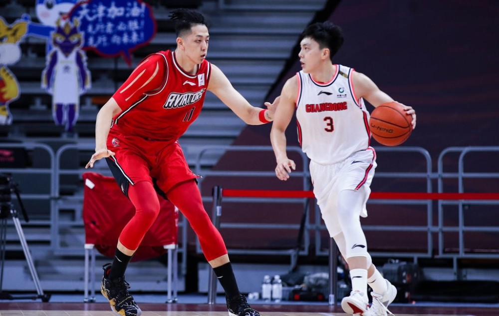 拜仁慕尼黑训练开放日，关键时刻更衣室发声引欢呼，法国杯在即，阵容厚度经受考验的简单介绍