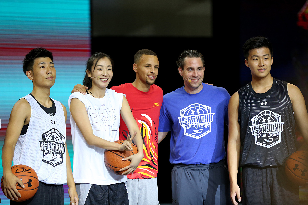 关于犹他爵士训练开放日；赛前外线爆发引欢呼；NBA季后赛在即；年轻球员得到机会的信息